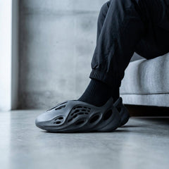 Adidas Yeezy Foam RNNR 'Carbon'
